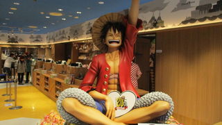 アトラクションやライブを楽しむことができます。