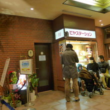 店内で並んで待ちます　順番は椅子があり座って待ちます