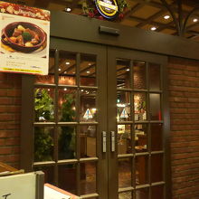 店内には入り口からこのドアを開けて呼ばれたら入ります