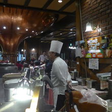 店内に調理場もありシェフが居ます