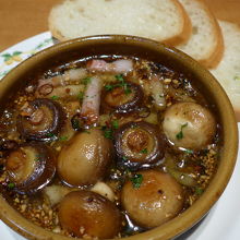 二種のマッシュルームとベーコンのアヒージョ