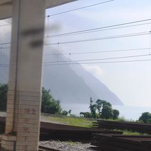 崇徳駅のホーム越しに