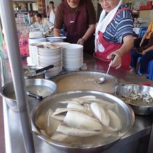 店頭で調理している様子