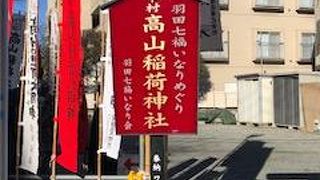 まっすぐの道沿いにある神社