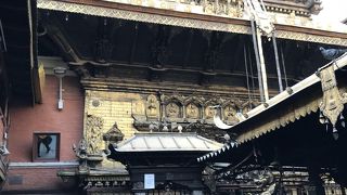 黄金に輝く寺院