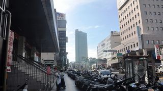 台南駅から西へのびるメインストリート。途中、郵便局やセブンイレブンもある