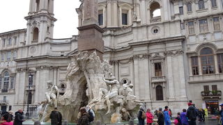 ナヴォーナ広場にある噴水なのですが見応えがあります！