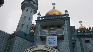 ブルーの外観がきれいなモスク