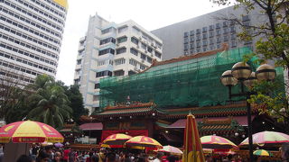 にぎやかな仏教寺院