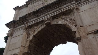 門の内側の装飾が華麗！