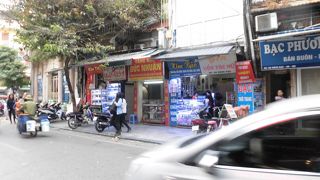 飲み屋と雑貨店の通り