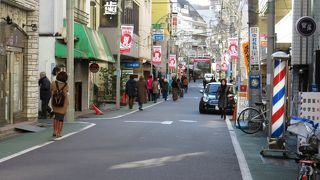 人通りの多い商店街です