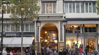 パリのアーケード商店街