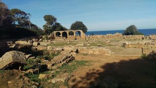 地中海に面したローマ遺跡