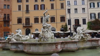 ナヴォーナ広場の北側にある噴水です。