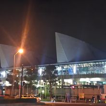 みなとみらいのベイエリアにある大きなホール