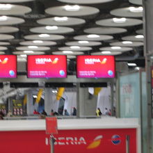 乗り継ぎの時のベリア航空のカウンター。色が赤でわかりやすい。