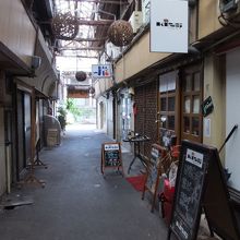 昼間は薄暗くて不気味