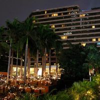 夜に見たホテルの前庭とホテル外観。