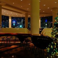 ロビー階のカフェ・バーからもヴィクトリア・ハーバーの眺めよし