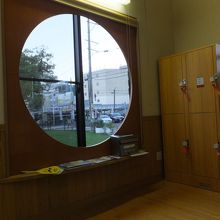 コインロッカーが４つ。２００円です。番台前のスペースに。