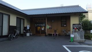 元気な声のひびく１００円の温泉