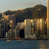 朝、自室から見た香港島の高層ビル群。
