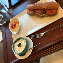 ローストビーフサンド　ドレッシングがゼリー状。たべやすいけど