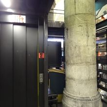 柱とエレベーター