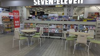 地方空港でもコンビニがある時代に。