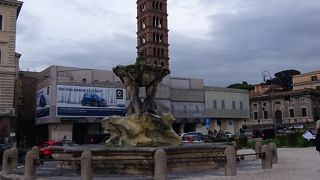 周辺に真実の口やヴェスタ神殿などの遺跡がある広場です。