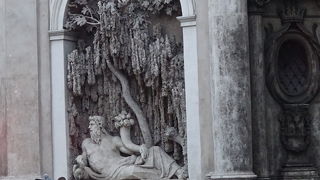 狭い交差点にある噴水です。