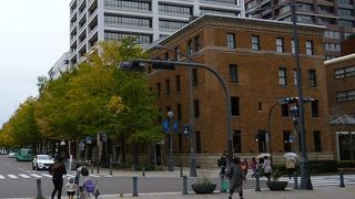 タイル貼りの美しい外観。