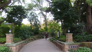 中華街の玄武門を出るとすぐ目の前。