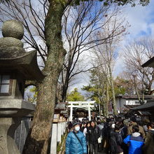 本堂は あの鳥居の向こう側だけど、列は まだまだ続く。