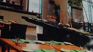 開放的な空間のレストラン