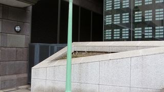 日本大通りから一本脇道に入った場所になります。