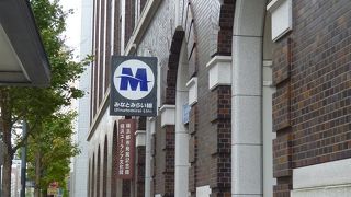 こげ茶色の重厚な建物です。