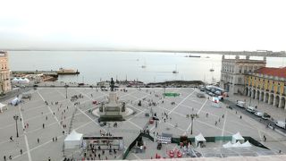 昔のリスボンの玄関口にある大きな広場