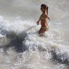 波と戯れる少女
