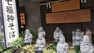 昼間は賑わう温泉街。お湯かけ七福神もいるよ！