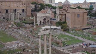 カストルとポルックスの神殿の南側にユートゥルナの泉があります！