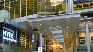 地下に大きなスーパー有り