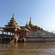 湖上の寺院