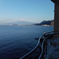 部屋のバルコニーから富士山を望む