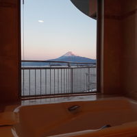 部屋のお風呂から富士山を望む