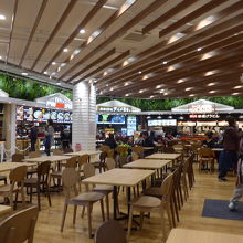 店内フードコートの席の様子