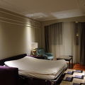 観光に便利な位置にあり、部屋も広く、２つのベッドはそれぞれ別の部屋にあり、使い勝手が良い家族にオススメのホテル。