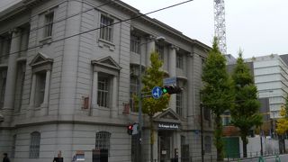 銀行として使われていた重厚な建物。