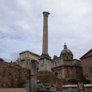 フォロ・ロマーノの遺跡の中にポツンと建っている記念柱